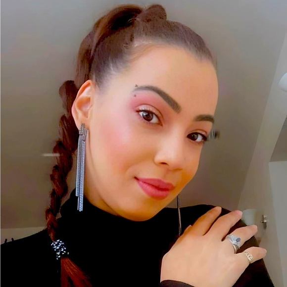 Meet your Posher, Jennifer - Picture 1 of 2